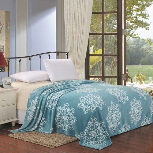 Ben&Jonah Designer Plush King Daisy Microplush Blanket -Lt.Blue